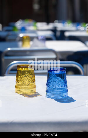 Gläser von berühmten Murano Glas auf dem Tisch auf der Insel Murano, Venedig, Italien Stockfoto