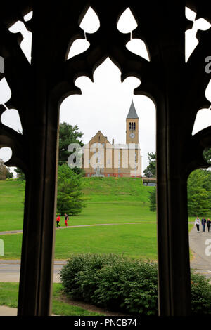 Die Ansicht von McGraw Turm mit Libe Slope im Vordergrund in der Cornell University Campus. Ithaka. New York, USA Stockfoto