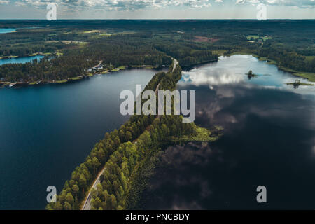 Straße auf einem schmalen Stück Land zwischen zwei Seen aus der Luft gesehen ridge Finnland Punkaharju Stockfoto