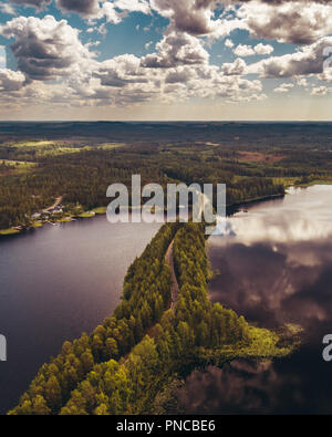 Straße auf einem schmalen Stück Land zwischen zwei Seen aus der Luft gesehen ridge Finnland Punkaharju Stockfoto