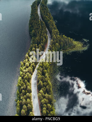 Straße auf einem schmalen Stück Land zwischen zwei Seen aus der Luft gesehen ridge Finnland Punkaharju Stockfoto