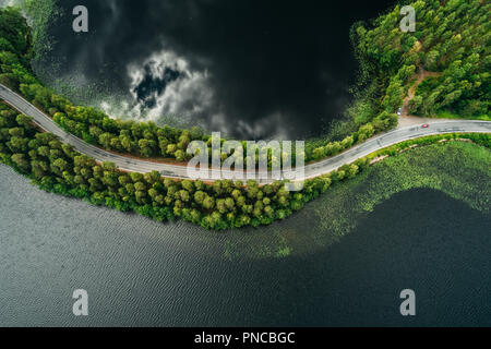 Straße auf einem schmalen Stück Land zwischen zwei Seen aus der Luft gesehen ridge Finnland Punkaharju Stockfoto