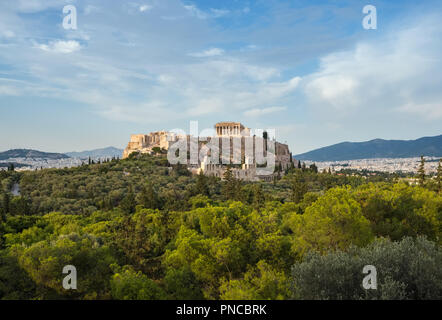 Die Akropolis mit dem Parthenon und das Herodion Theater. Blick vom Hügel von den Philopappos-hügel, Athen, Griechenland. Stockfoto