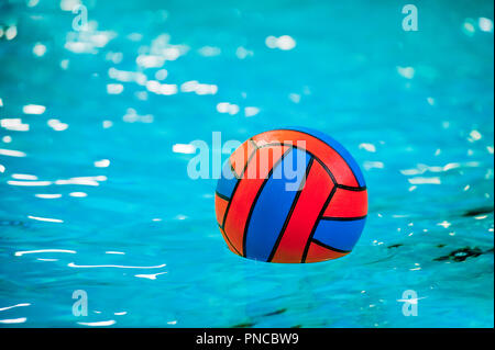 Ein Wasserball ball schwimmend auf dem Wasser in einem Pool. Stockfoto