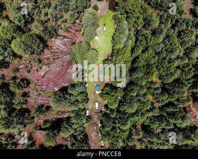 Vista aerea de paisaje Rural y campamento Expedición Entdeckung Madrense en el Medio del Bosque. Rancho La Presita en La Mesa Tres Rios, Sonora Mexiko Stockfoto