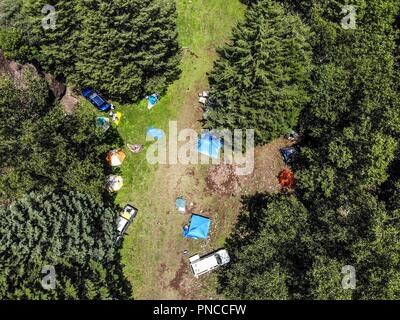 Vista aerea de paisaje Rural y campamento Expedición Entdeckung Madrense en el Medio del Bosque. Rancho La Presita en La Mesa Tres Rios, Sonora Mexiko Stockfoto