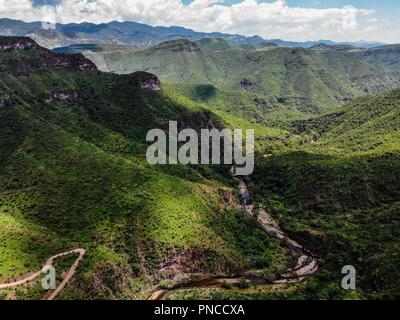 Vista Aerea. Verde paisaje y Arroyo de un dia nublado, durante Expedición Entdeckung Madrense en La Mesa Tres Rios, Sonora Mexico. Sierra Madre Occiden Stockfoto