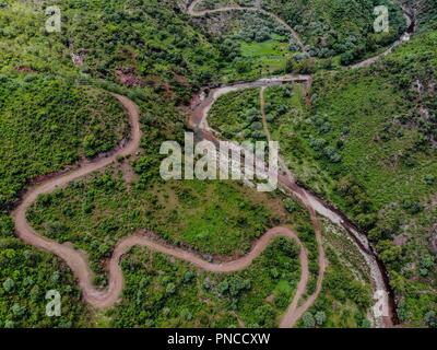 Vista Aerea. Verde paisaje y Arroyo de un dia nublado, durante Expedición Entdeckung Madrense en La Mesa Tres Rios, Sonora Mexico. Sierra Madre Occiden Stockfoto