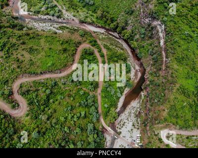 Vista Aerea. Verde paisaje y Arroyo de un dia nublado, durante Expedición Entdeckung Madrense en La Mesa Tres Rios, Sonora Mexico. Sierra Madre Occiden Stockfoto