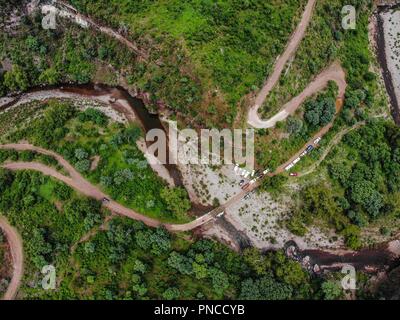 Vista Aerea. Verde paisaje y Arroyo de un dia nublado, durante Expedición Entdeckung Madrense en La Mesa Tres Rios, Sonora Mexico. Sierra Madre Occiden Stockfoto