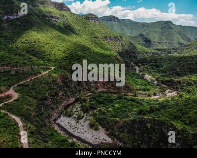 Vista Aerea. Verde paisaje y Arroyo de un dia nublado, durante Expedición Entdeckung Madrense en La Mesa Tres Rios, Sonora Mexico. Sierra Madre Occiden Stockfoto