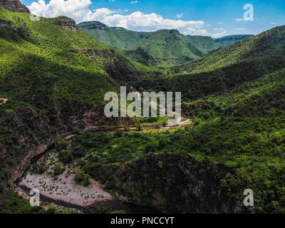 Vista Aerea. Verde paisaje y Arroyo de un dia nublado, durante Expedición Entdeckung Madrense en La Mesa Tres Rios, Sonora Mexico. Sierra Madre Occiden Stockfoto