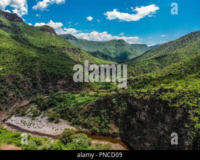 Vista Aerea. Verde paisaje y Arroyo de un dia nublado, durante Expedición Entdeckung Madrense en La Mesa Tres Rios, Sonora Mexico. Sierra Madre Occiden Stockfoto