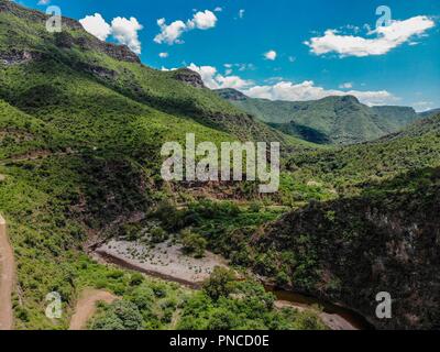 Vista Aerea. Verde paisaje y Arroyo de un dia nublado, durante Expedición Entdeckung Madrense en La Mesa Tres Rios, Sonora Mexico. Sierra Madre Occiden Stockfoto