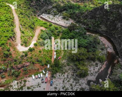 Vista Aerea. Verde paisaje y Arroyo de un dia nublado, durante Expedición Entdeckung Madrense en La Mesa Tres Rios, Sonora Mexico. Sierra Madre Occiden Stockfoto