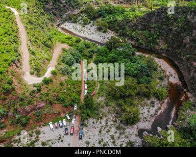 Vista Aerea. Verde paisaje y Arroyo de un dia nublado, durante Expedición Entdeckung Madrense en La Mesa Tres Rios, Sonora Mexico. Sierra Madre Occiden Stockfoto