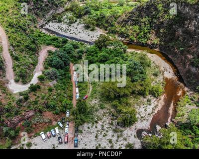 Vista Aerea. Verde paisaje y Arroyo de un dia nublado, durante Expedición Entdeckung Madrense en La Mesa Tres Rios, Sonora Mexico. Sierra Madre Occiden Stockfoto