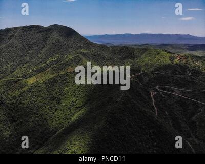 Vista Aerea. Verde paisaje en un dia nublado, durante Expedición Entdeckung Madrense en La Mesa Tres Rios, Sonora Mexico. Sierra Madre Occidental. Sier Stockfoto