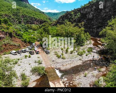 Vista Aerea. Verde paisaje y Arroyo de un dia nublado, durante Expedición Entdeckung Madrense en La Mesa Tres Rios, Sonora Mexico. Sierra Madre Occiden Stockfoto