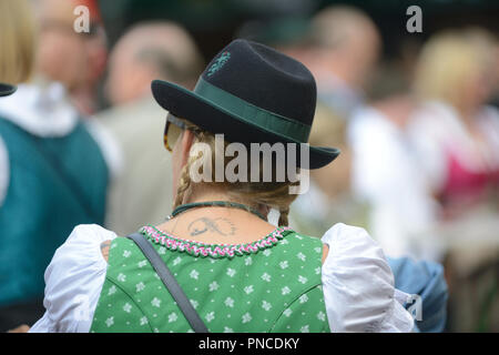 Graz, Steiermark, Österreich. Großes Volkskulturfestival in der Hauptstadt der Steiermark, Graz. Eine Frau im steirischen Kostüm mit Tattoo auf dem Schimmel Stockfoto