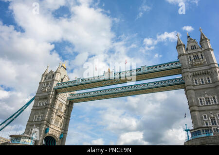 Tower bridge ikonischen Struktur vom Fluss fotografiert. Fast von unten. Stockfoto
