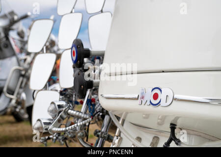 Mod Abzeichen auf einer Vespa Custom Roller Stockfoto