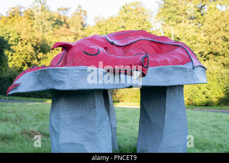 Schlafen Welsh Dragon Skulptur. Temporäre Kriegerdenkmal auf die Walisische Toten des Krieges etwas außerhalb des Dorfes Presteigne, Powys, Wales Stockfoto