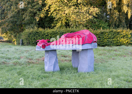 Schlafen Welsh Dragon Skulptur. Temporäre Kriegerdenkmal auf die Walisische Toten des Krieges etwas außerhalb des Dorfes Presteigne, Powys, Wales Stockfoto