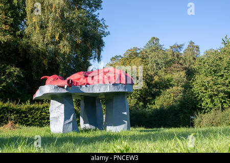 Schlafen Welsh Dragon Skulptur. Temporäre Kriegerdenkmal auf die Walisische Toten des Krieges etwas außerhalb des Dorfes Presteigne, Powys, Wales Stockfoto