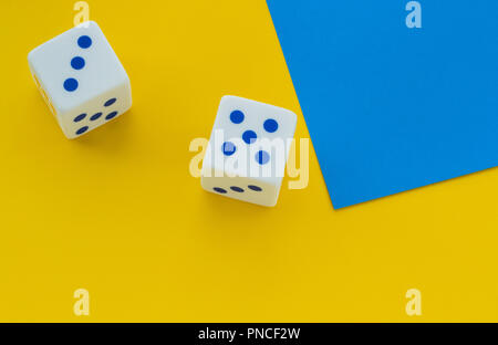 Mit blauen Punkte auf gelbem Hintergrund Würfel Stockfoto