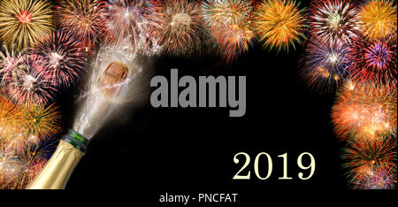 Spritzer Flasche Champagner mit fliegenden Kork und Feuerwerk an Silvester 2019 Stockfoto
