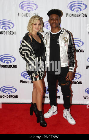 Olivia Holt und Aubrey Joseph Förderung der Marvel Cloak & Dagger am Tag 1 der WonderCon Anaheim 2018. Statt im Anaheim Convention Center in Anaheim, CA. 23. März 2018. Foto: Richard Chavez/PictureLux Stockfoto