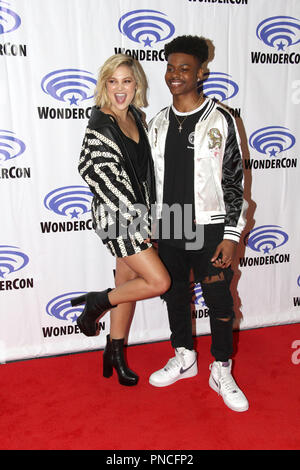 Olivia Holt und Aubrey Joseph Förderung der Marvel Cloak & Dagger bei der WonderCon Anaheim 2018. Statt im Anaheim Convention Center in Anaheim, CA. 23. März 2018. Foto: Richard Chavez/PictureLux Stockfoto