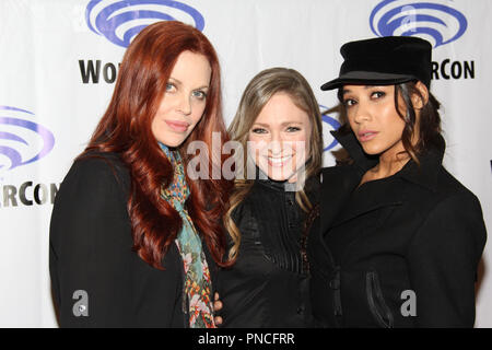 Kristin Bauer van Straten, Julie Nathanson und Dania Ramirez Förderung DC's Suicide Squad Hölle am Tag 1 der WonderCon Anaheim 2018 zu zahlen. Statt im Anaheim Convention Center in Anaheim, CA. 23. März 2018. Foto: Richard Chavez/PictureLux Stockfoto