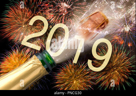 Spritzer Flasche Champagner mit fliegenden Kork und Feuerwerk an Silvester 2019 Stockfoto