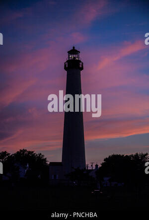 Cape May Lighthouse, Cape May County, New Jersey, USA, East Coast Beach, Vintage am Meer, Sonnenaufgang Himmel szenisch pt bunten Sonnenuntergang Stockfoto