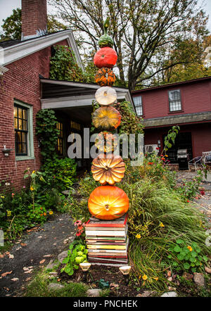 Kürbis-Totem-Stock mit orangefarbenen Kürbissen im Garten, Herbstfarben, Woodstock, Vermont, USA, Herbst New England Herbst Halloween Garten Anzeige pt Stockfoto