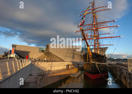 V&A Design Museum und die RRS Discovery, Schiff, Bug, Meer, Wasser, Boot, Schiff, nautische, Transport, blauer Himmel, Meer, Reisen, Transport, eine britische Royal Forschungsschiff in Dundee, Schottland, Großbritannien gebaut Stockfoto