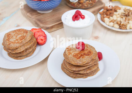 Frühstück: paleo stil getreide frei Banane Mandel Pfannkuchen, coconut Joghurt mit Beeren, selektiven Fokus Stockfoto