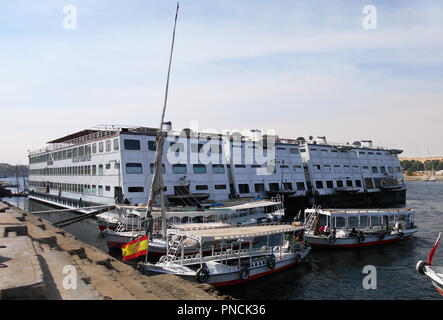 Drei der vielen kleineren Kreuzfahrtschiffen, die Kreuzfahrt auf dem Nil, werden gesehen, hier oben gebunden am Kai auf dem Nil in Ägypten. Stockfoto