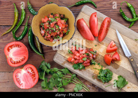 Einen Überblick über die Zutaten und teilweise gehackt Salsa zu machen. Stockfoto