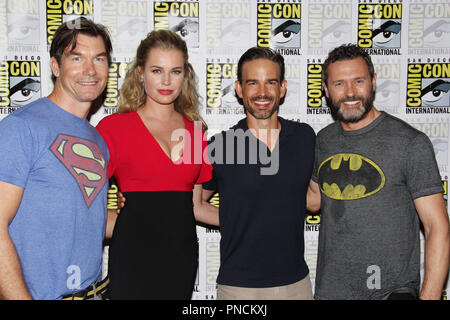 Jerry O'Connell, Rebecca Romijn, Christopher Gorham und Jason O'Mara mit der Werbung für die neuen DC-Universum Film "Der Tod von Superman" an der San Diego Comic Con International 2018. Gehalten an der Hilton Bucht in San Diego, CA. Juli 20, 2018. Foto: Richard Chavez/PictureLux Stockfoto