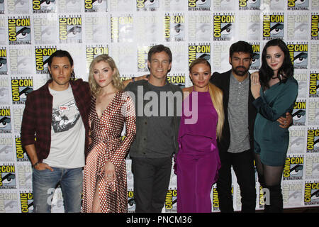 Blair Redford, Skyler Samuels, Stephen Moyer, Natalie Alyn Lind, Sean Teale und Emma Dumont Förderung in der nächsten Saison der "Begabte" an der San Diego Comic Con International 2018. Gehalten an der Hilton Bucht in San Diego, CA. Juli 21, 2018. Foto von: Carrie Chavez/PictureLux Stockfoto