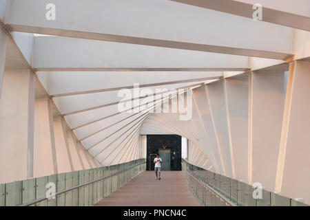 Ansicht der Fußgängerbrücke die neue Dubai Wasser Kanal überqueren einer Wasserstraße, die in Dubai Creek und das Meer verbindet. Vae, Vereinigte Arabische Emirate Stockfoto