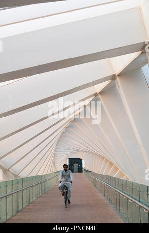 Ansicht der Fußgängerbrücke die neue Dubai Wasser Kanal überqueren einer Wasserstraße, die in Dubai Creek und das Meer verbindet. Vae, Vereinigte Arabische Emirate Stockfoto