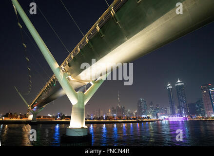 Ansicht der Fußgängerbrücke die neue Dubai Wasser Kanal überqueren einer Wasserstraße, die in Dubai Creek und das Meer verbindet. Vae, Vereinigte Arabische Emirate Stockfoto