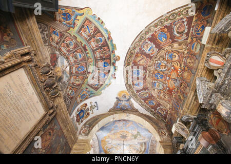 Bologna, Italien - 15. Juli 2017: Archiginnasio in Bologna, Bibliothek der ältesten Universität der Welt. Die Wappen gehören zu der gewählten Mitglieder o Stockfoto