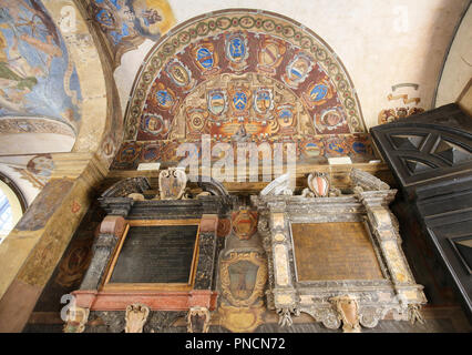 Bologna, Italien - 15. Juli 2017: Archiginnasio in Bologna, Bibliothek der ältesten Universität der Welt. Die Wappen gehören zu der gewählten Mitglieder o Stockfoto