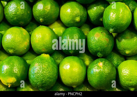 Frisches Grün Kalk an einem Lebensmittelmarkt Stockfoto