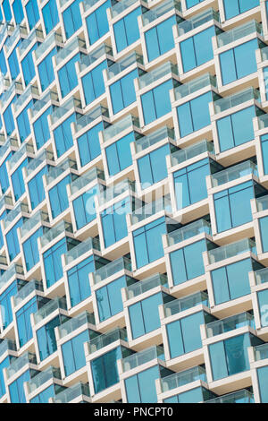 Detail von Fenstern und Balkonen der neuen hohes Apartmentgebäude in der Innenstadt von Dubai, VAE, Vereinigte Arabische Emirate. Stockfoto